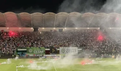 El enfrentamiento de aficionados del Junior y el Esmad ocasionó la suspensión temporal del partido contra Alianza Valledupar,