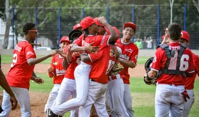 Los peloteros de Atlántico celebran su paso a la final tras derrotar a Córdoba. 