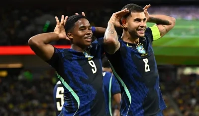Bruno Guimaraes (8) celebra su gol con su compañero Endrick.