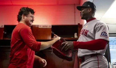 Aroldis Chapman (derecha) se saluda con Payton Tolle, lanzador ganador del juego.