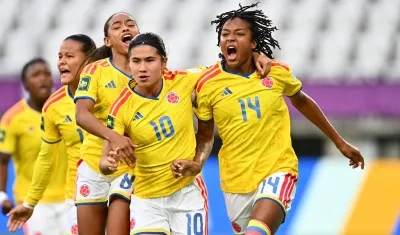 Mariana Silva (10) y María Viáfara (14) celebran uno de los goles de Colombia. 