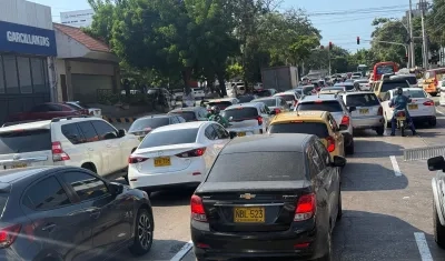 Congestión vehicular en la carrera 43 con 68, en Barranquilla. 
