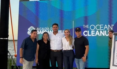 La gerente de ciudad, Ana María Aljure en el convenio con The Ocean Cleanup.