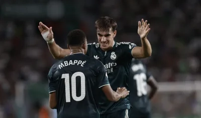 Carlos Espí celebra su gol con el francés Kylian Mbappé. 