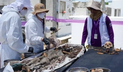 Exhumación de 7 cuerpos en el cementerio de Luruaco.