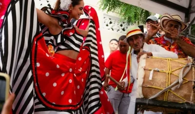 La Reina Salwa baila al ritmo del tambor de José Antonio Salas Meza. 