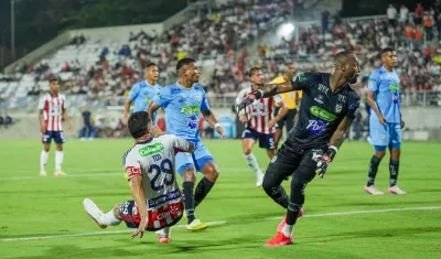 Acción del gol de Teófilo Gutiérrez, con el que puso a ganar 2–1 a Junior.