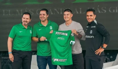 James Rodríguez acompañado del presidente de Nacional, Sebastiámn Arango, del técnico Lucas González y el director deportivo Víctor Marulanda.