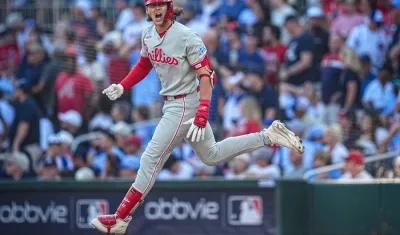 Alex Bohm recorre las bases tras conectarle jonrón al colombiano Didier Fuentes. 