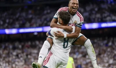 Kylian Mbappé festeja su gol con el uruguayo Fede Valverde. 