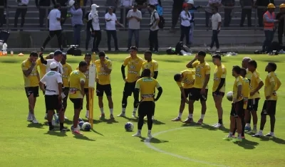 El plantel de jugadores de Junior en el nuevo gramado del Supermetro.