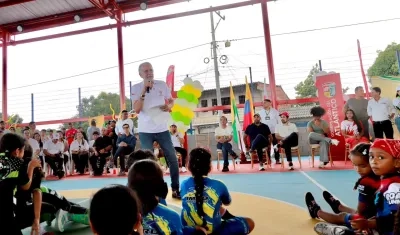 Gobernador Eduardo Verano durante la entrega del escenario deportivo.