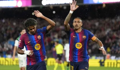 Lamine Yamal y Raphinha celebran uno de los goles del Barcelona. 
