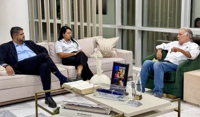 (De Izq. a Der.) Fray Ricardo Torres, Doris del Toro y Eduardo Verano.