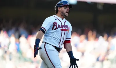 Austin Riley inicia el recorrido por las bases tras batear jonrón de tres carreras en el octavo inning.