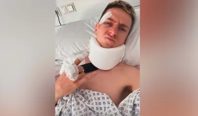 Tadej Pogacar en la foto que compartió en la clínica donde fue operado.