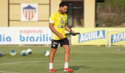 Sebastián Viera buscará ante Jaguares su primera victoria como técnico del Junior. 