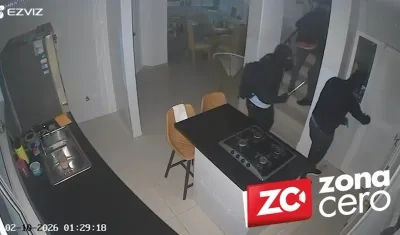 Los delincuentes en una de las viviendas asaltadas. 