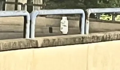 El cilindro que apareció en el puente.