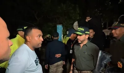 El Presidente De La Espriella ante uno de los capturados.