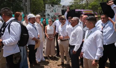 El Presidente Abelardo De La Espriella visitando zona afectada en Buga.