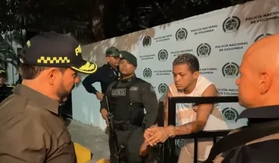 El Presidente De La Espriella ante uno de los capturados.