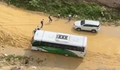 Estudiantes bajándose del bus.