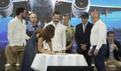 Firma del convenio por medio del cual el Distrito asume operación y administración del 'Ernesto Cortissoz'.