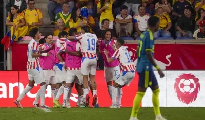 Jugadores de Paraguay celebran el gol de Hugo Benítez