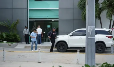 Personal del CTI saliendo de la Alcaldía de Puerto Colombia
