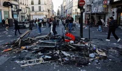 Restos de una hoguera callejera tras los enfrentamientos entre la policía antidisturbios y los manifestantes en París.