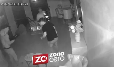 Los ladrones quedaron grabados en cámaras de seguridad del inmueble que asaltaron. 