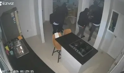 Momento del robo en una vivienda en Salgar. 