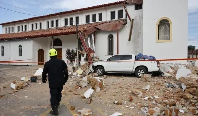Un socorrista observa una iglesia afectada por el terremoto 