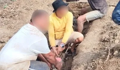 Personas involucradas en el intento de conexión ilegal de agua.