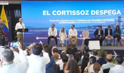 Abelardo De La Espriella en la firma de la concesión.
