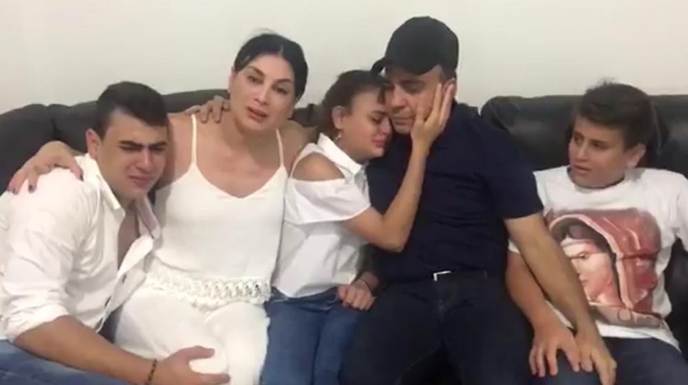 Familia de Musa Basaile al momento de su entrega.