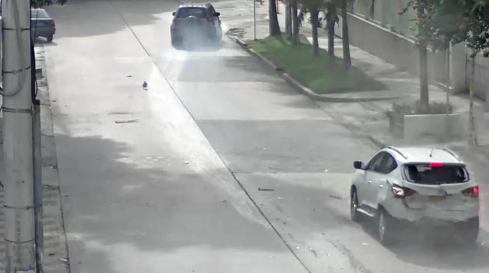 Tras explotarle la llanta, la camioneta va a estrellarse contra el andén frente a Varadero.
