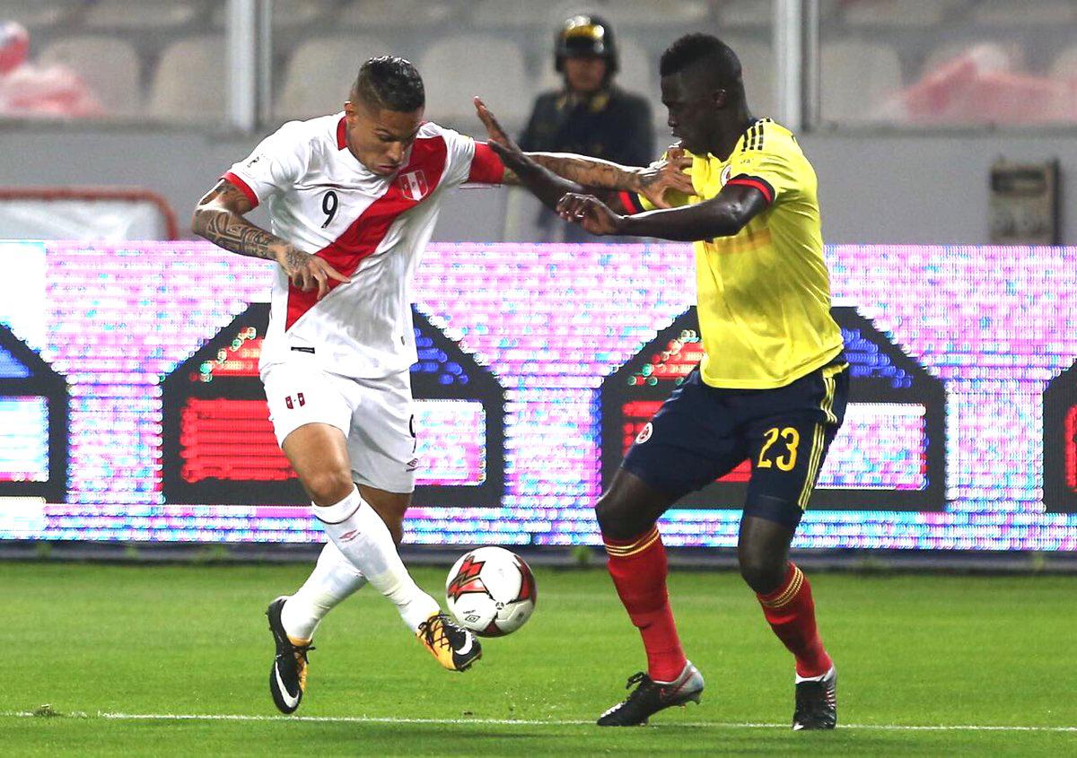 Davinson Sánchez disputando el balón con Paolo Guerrero.