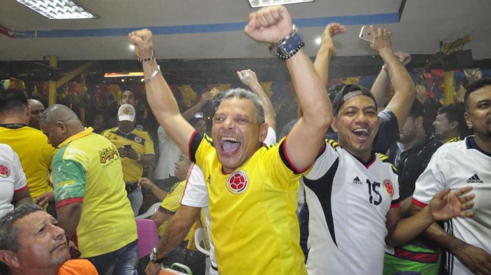 Hinchas colombianos celebran en La Troja. 