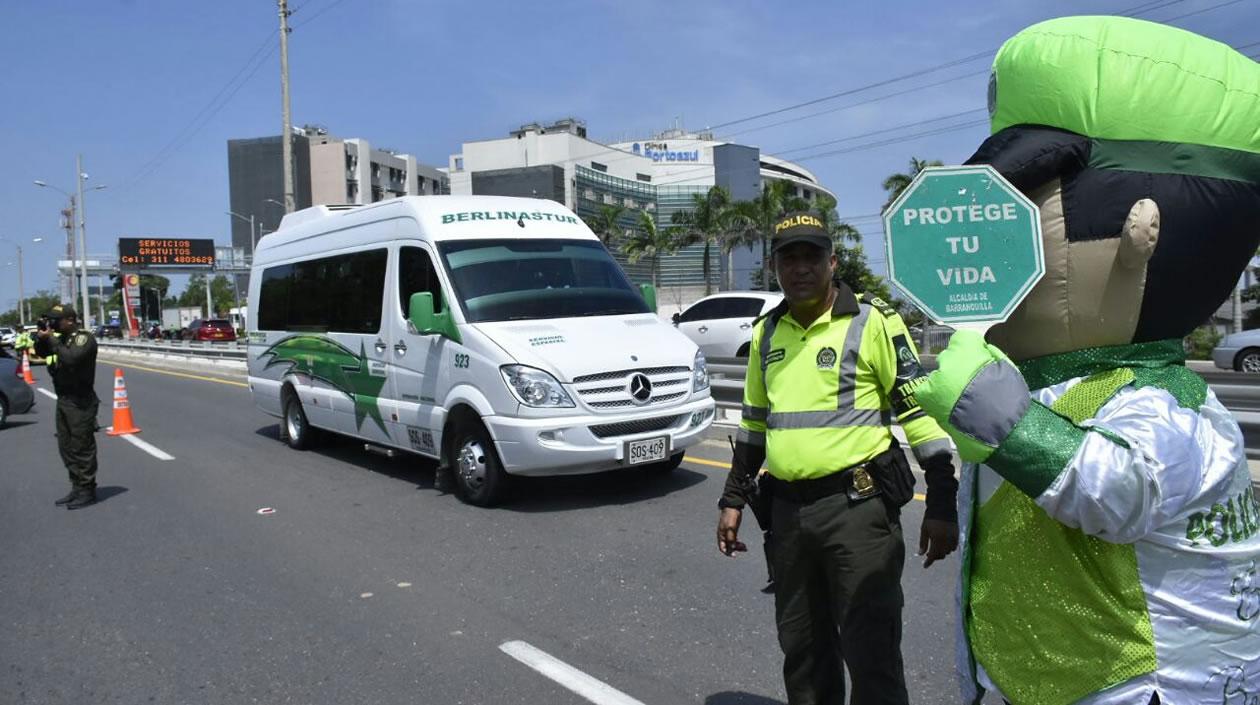 Uno de los puestos de control de la Policía de Tránsito está en la Vía al Mar.