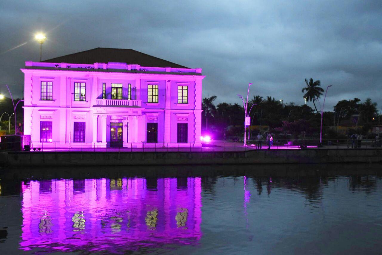 Parte trasera de la Intendencia Fluvial iluminada.