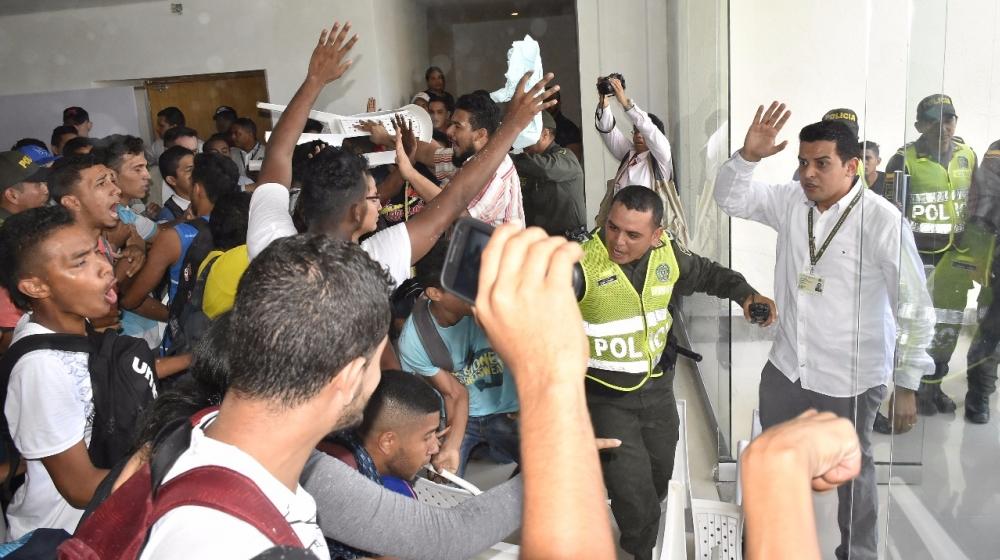 La fuerza pública debió intervenir y evacuar a los gobernadores y senadores presentes