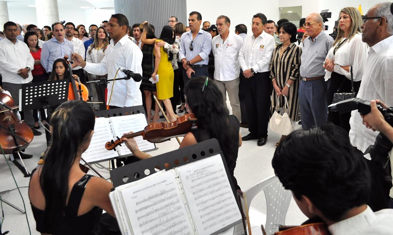 El himno nacional dio inicio a la inauguración de la nueva sede de la Fiscalía en Barranquilla.