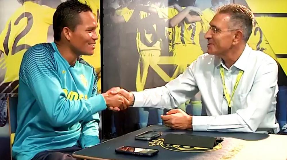 El periodista Jorge Cura Amar, con el goleador atlanticense, Carlos Bacca