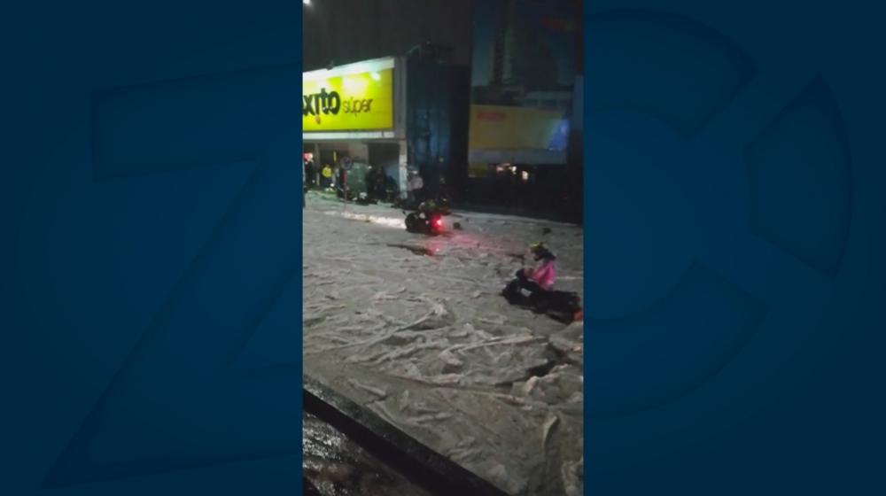 Aspecto de 13 con 68 en Bogotá tras la granizada.