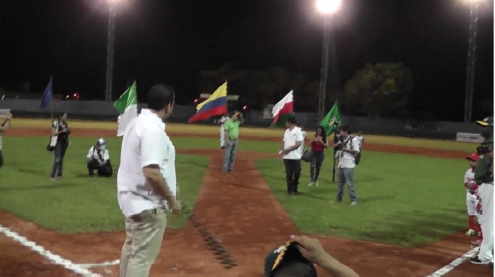 El gobernador de Sucre y el alcalde de Sincelejo en la inauguración de la temporada de béisbol.