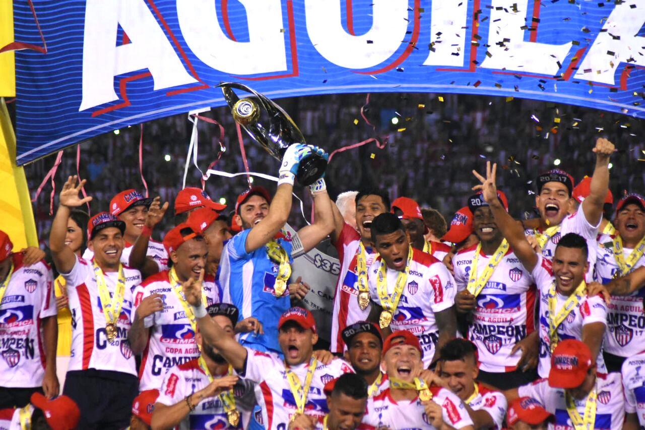 El capitán Sebastián Viera alza el trofeo del bicampeonato.