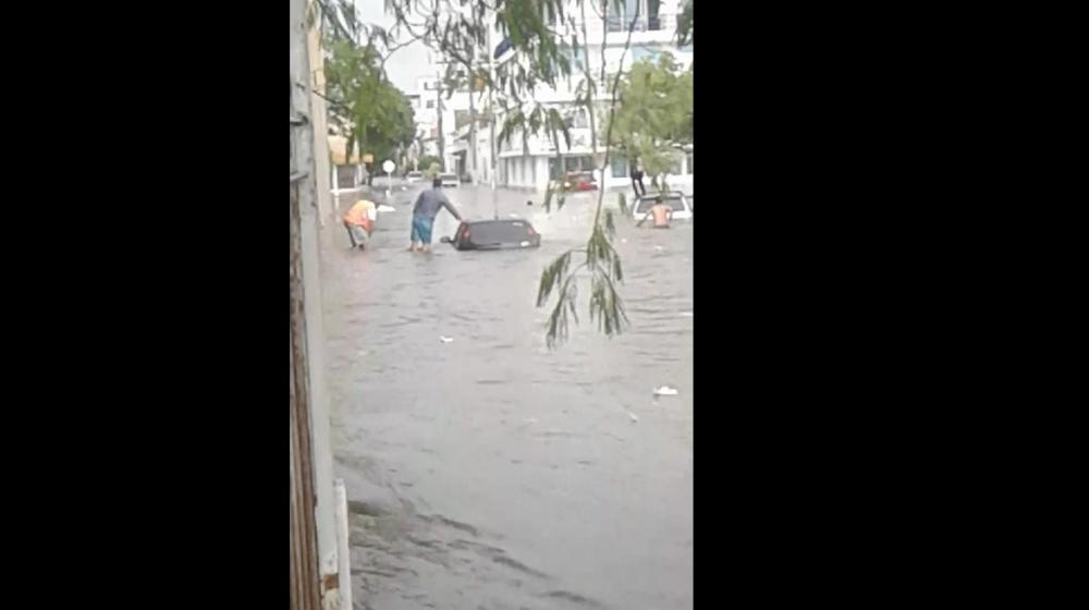 Cerca a la bahía de Santa Marta, un carro quedó sumergido en el agua.
