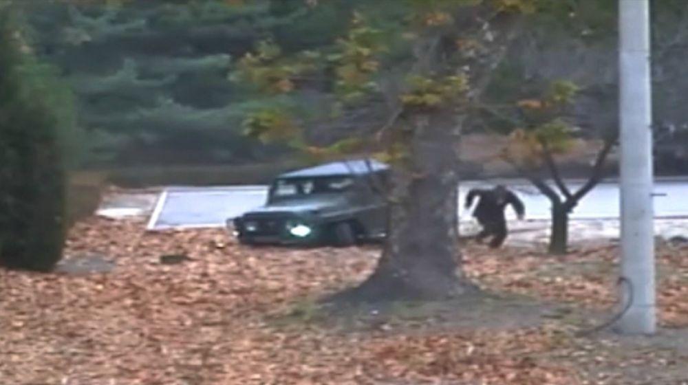 En esta imagen se observa, el pasadol 13 de noviembre, muestra a un desertor del Ejército Popular Coreano de Corea del Norte corriendo hacia Corea del Sur.